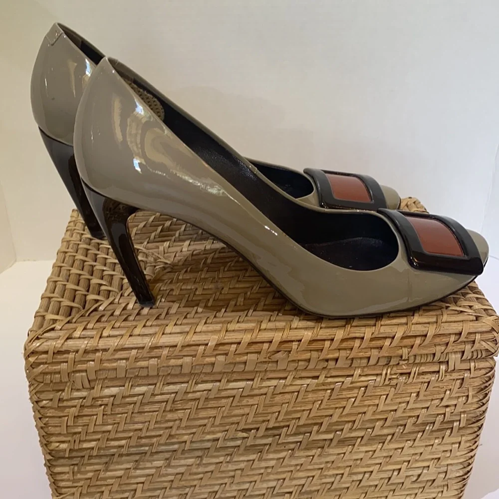 Roger Vivier Paris Round Buckle Toe Heels - Picture 8 of 8